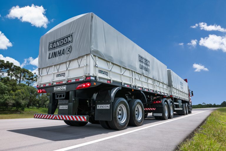 Os caminhões com carrocerias graneleiro e caçamba foram os que mais cresceram na contratação de transporte de cargas no primeiro semestre deste ano.