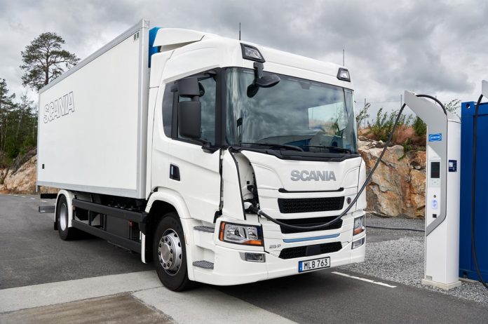 A Scania lançou nesta terça-feira (15) na Europa sua primeira linha de caminhões elétricos. São dois modelos, das séries L e P, voltados para o transporte