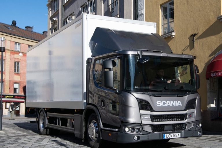 A Scania acaba de anunciar a chegada da nova Electric Active Steering (EAS), um sistema de direção elétrica ativa para seus caminhões, na Europa.