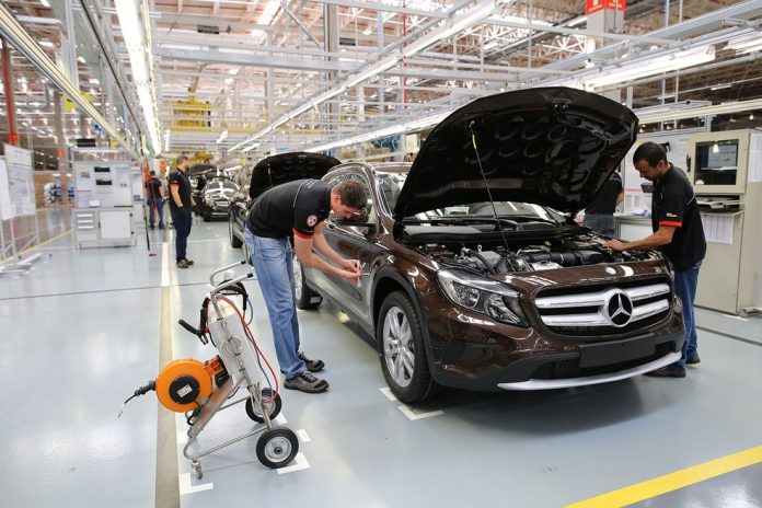 A Mercedes-Benz anunciou nesta quinta-feira (17) o encerramento da produção de automóveis em sua fábrica de Iracemápolis (SP). Dessa forma,