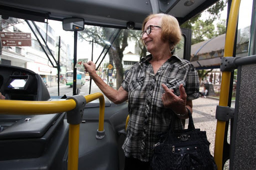 Na última terça-feira (11), o Tribunal de Justiça de São Paulo (TJSP) determinou a volta da gratuidade do transporte coletivo no estado para pessoas entre 60 e 64 anos.