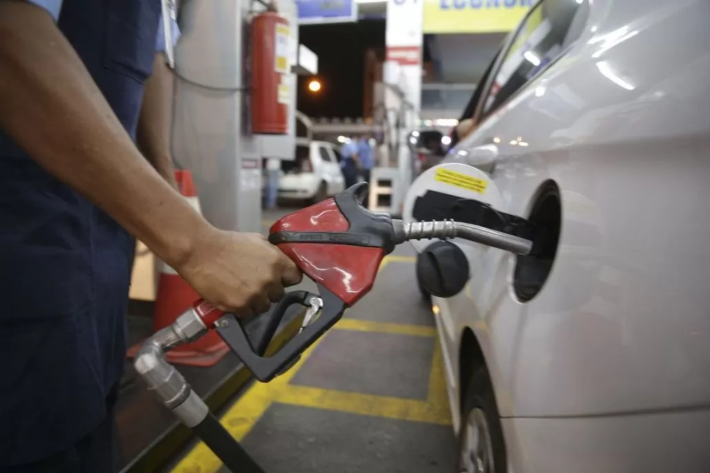O preço médio da gasolina apresentou queda de 9,16% na primeira quinzena de agosto em comparação com o mês de julho. No período