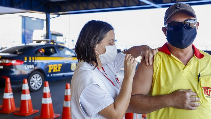 Distribuição nacional de vacinas contra covid-19 para demais trabalhadores do transporte é iniciada pelo Ministério da Saúde.
