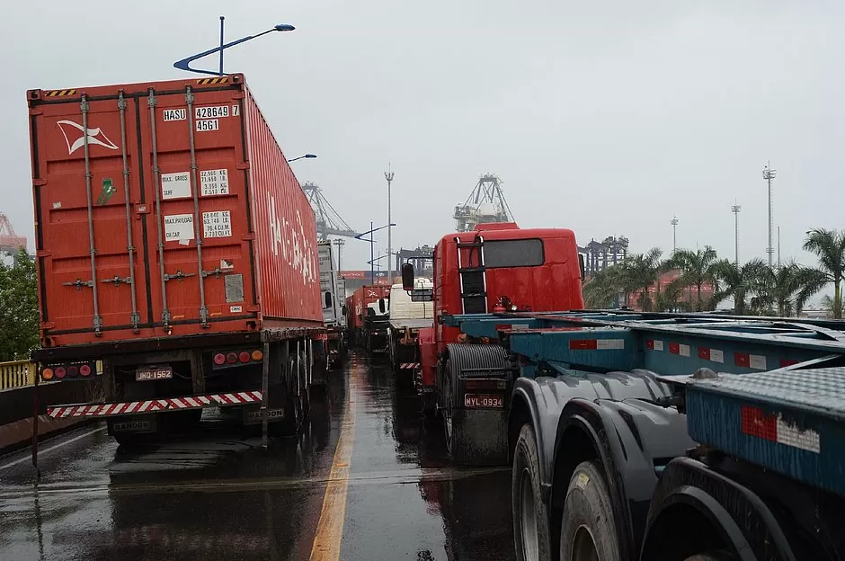 A greve dos caminhoneiros na Argentina entrou no sétimo dia e já provoca danos no transporte agrícola. Os motoristas