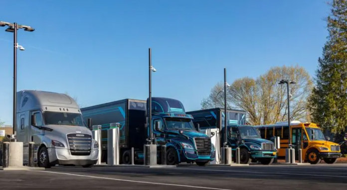 A Daimler Trucks e a General Electric inauguraram uma estação de carregamento de caminhões eletrificados. Assim, a chamada Ilha Elétrica