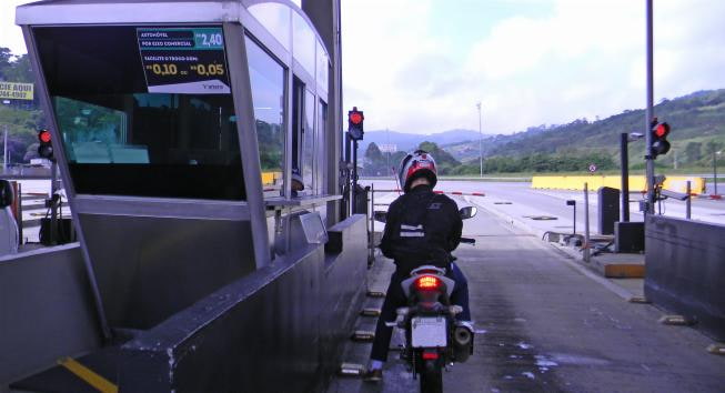 As novas concessões de rodovias federais terão isenção de pedágio para motociclistas. Dessa forma, o benefício atende a um pedido do presidente Jair Bolsonaro.