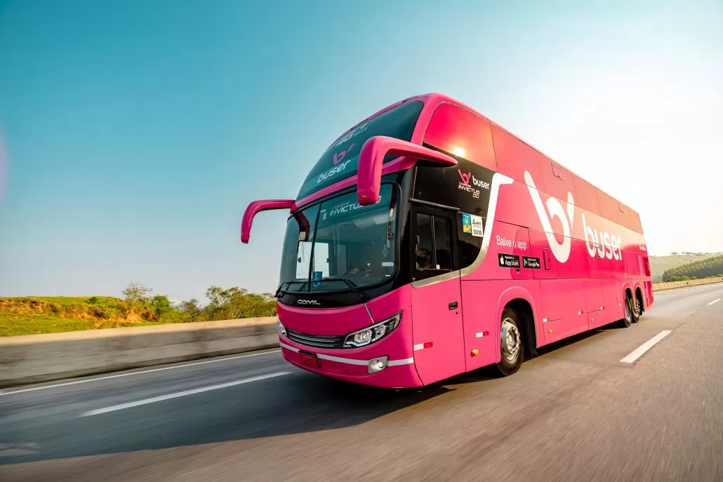 A Buser vem investindo fortemente para garantir mais segurança nas estradas. Além de reforçar o treinamento de motoristas, oferecendo cursos