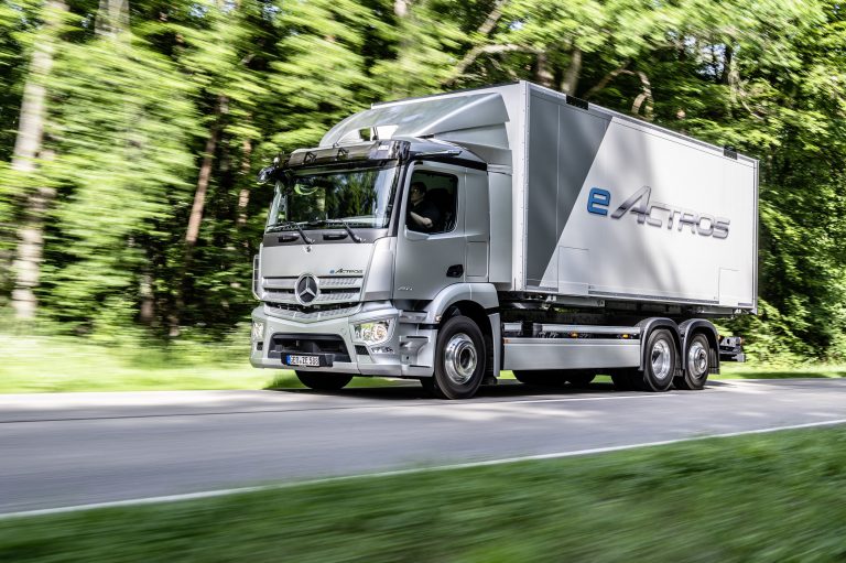 A Mercedes-Benz Trucks celebrou a estreia mundial de seu eActros elétrico movido a bateria para transporte pesado em serviços de distribuição. Dessa