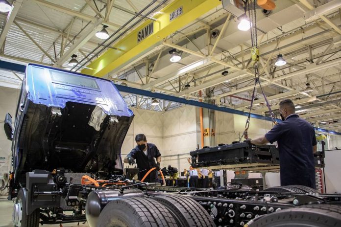 A VW Caminhões e Ônibus anuncia a instalação da Baterias Moura em seu complexo industrial localizado em Resende (RJ). Dessa forma, a empresa