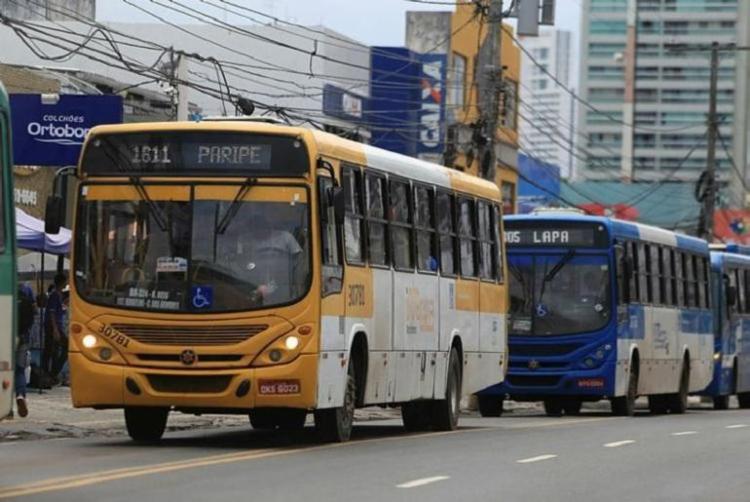 Os ônibus em Salvador circularão em horário reduzido a partir das 20h de hoje, 18, até as 5h da próxima segunda, 21. Com isso, o objetivo é atender a restrição