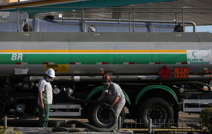 A Petrobras vai reajustar o preço do gás de botijão e da gasolina em mais de 7% a partir deste sábado. Em ambos os casos são reajustes para