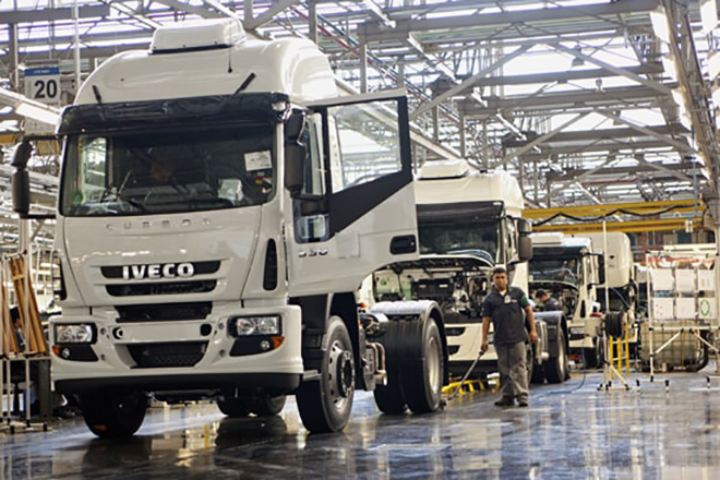 Iveco anuncia investimentos e meta de produzir 30 mil caminhões no ano