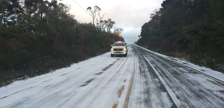 Duas rodovias estaduais de Santa Catarina foram interditadas nesta manhã de quinta-feira (29) por conta do congelamento de pista. Além disso, a
