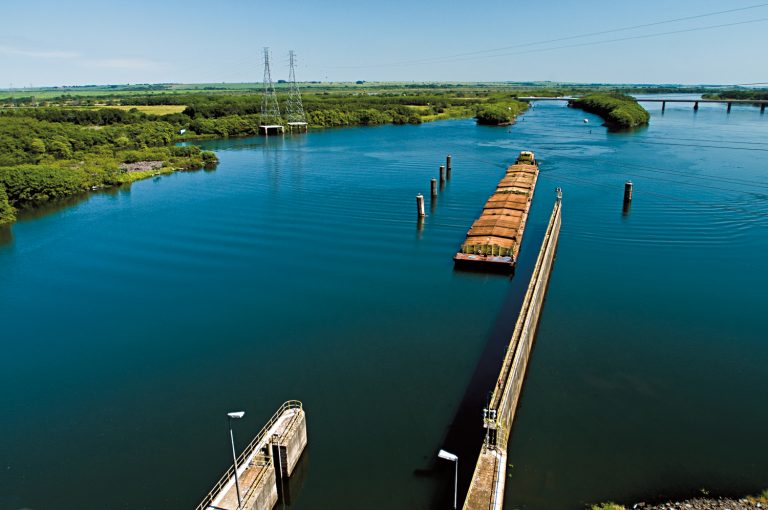 O setor aquaviário prevê perda de R$ 3 bilhões com a paralisação do transporte de cargas na Hidrovia Tietê-Paraná, iniciada na última sexta (27).