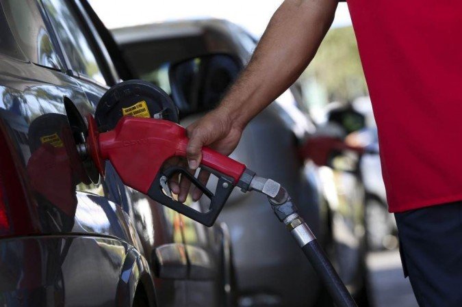 O preço médio da gasolina avançou 2,28% no mês de julho, em comparação com o mês anterior. Com isso, o valor médio do combustível ultrapassou R$ 6,00.