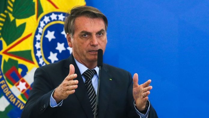 O presidente Jair Bolsonaro afirmou em transmissão ao vivo por uma rede social nesta quinta-feira (21), um auxílio de R$ 400 mensais para 750 mil caminhoneiros