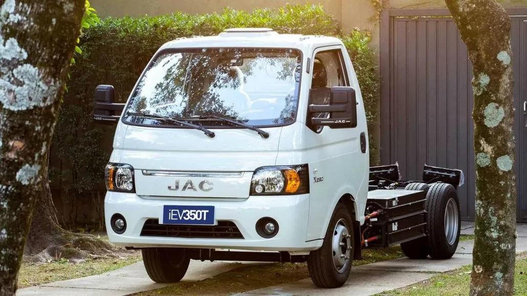 A JAC Motors acaba de ampliar seu portfólio de veículos elétricos no Brasil. A empresa anunciou o lançamento do do iEV 350T, um caminhão elétrico