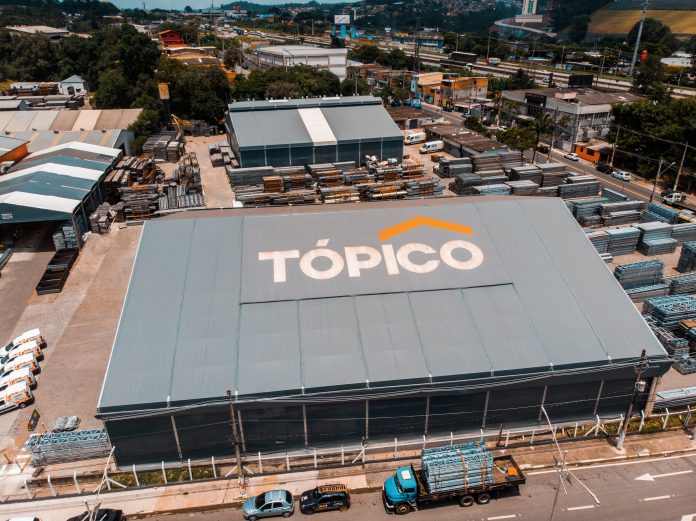Tópico Galpões inaugura a quinta unidade da empresa no país em Rondonópolis, no Mato Grosso. O objetivo da unidade é agilizar o atendimento.