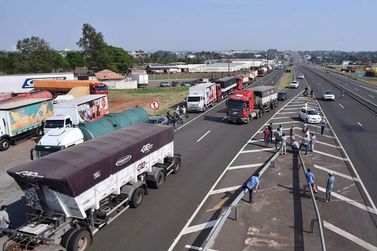 Caminhoneiros realizam bloqueios em rodovias por todo país