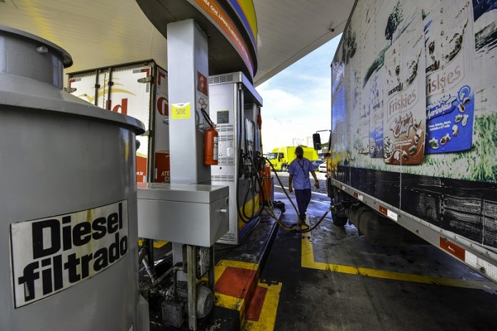 Nos primeiros dias de maio, o preço do diesel foi registrado a uma média de R$ 6,96, com alta de 1,37% em relação ao fechamento de abril.