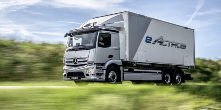 A Mercedes-Benz começa a produzir em série o primeiro caminhão elétrico da marca, o eActros, em sua fábrica localizada em Wörth, na Alemanha.