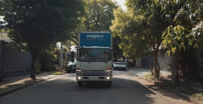 O Magalu, um dos gigantes do e-commerce brasileiro, começou a eletrificar sua frota de caminhões. Os 23 primeiros veículos urbanos de carga (VUC) elétricos