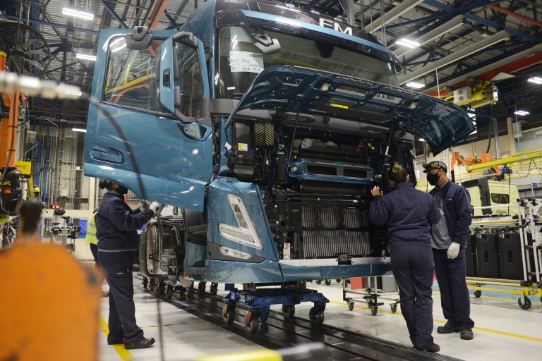 A Volvo iniciou nesta segunda (25) a produção em série da nova linha de caminhões pesados na fábrica de Curitiba (PR), os modelos da linha são FH, FM e FMX.