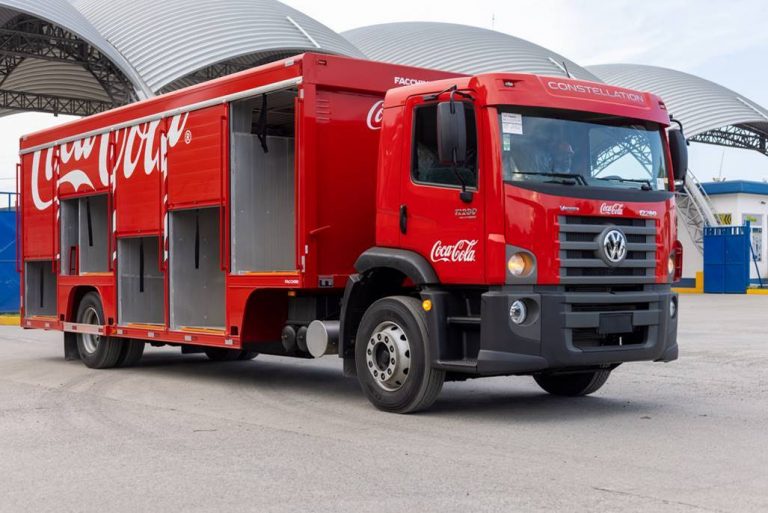 A Volkswagen Caminhões e Ônibus acaba de entregar 22 veículos para distribuidoras da Coca-Cola na América Latina. Dessa forma, as vendas mostram a forte