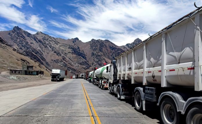Passagem de caminhões na fronteira do Chile e da Argentina deve normalizar em aproximadamente 10 dias. A estimativa é da Confederação