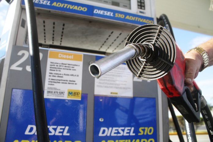 O preço médio do óleo diesel no Brasil chegou a R$ 6,943. Assim, atingindo o maior valor nominal da série histórica, iniciada em 2004 pela