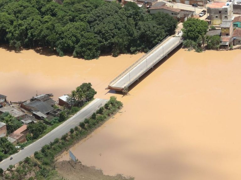 A Secretaria de Infraestrutura da Bahia (Seinfra) monitora 63 pontos em rodovias estaduais afetadas pelas fortes chuvas que atingem o estado.