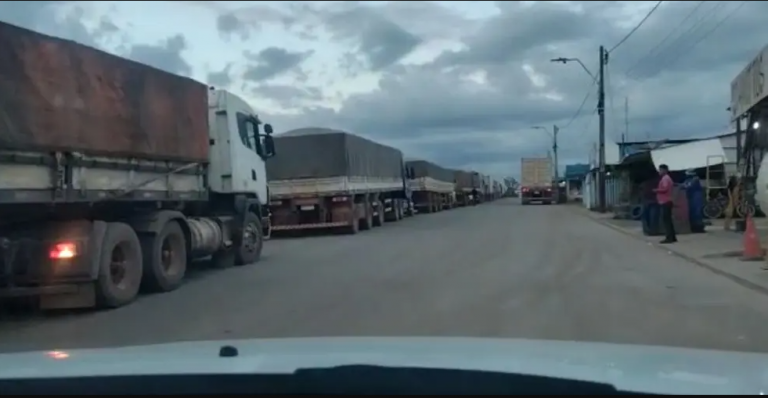 Greve de servidores causa fila de 200 caminhões na fronteira com a Venezuela
