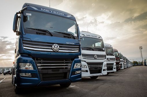 Mercado de caminhões cresce 42% no ano e VWCO retoma a liderança