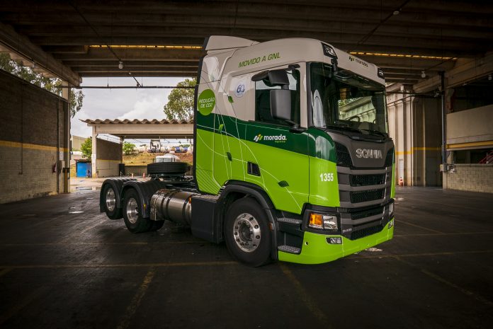 A Morada Logística comunica a primeira compra de caminhões movidos a gás natural liquefeito (GNL) do Brasil. A empresa comprou cinco unidades