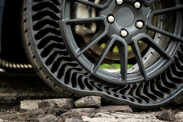 A Michelin promete revolucionar o mercado de pneus com o uso da tecnologia para criar um pneu sem ar. Entre as diversas vantagens do modelo projetado
