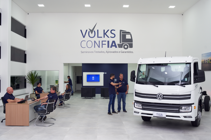 A VW Caminhões e Ônibus acaba de inaugurar a sua primeira loja multimarcas de veículos seminovos: a Volks|Confia. Assim, a loja marca a sua entrada