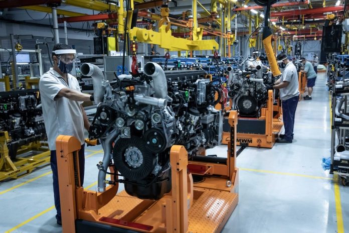 A MWM e a Volkswagen Caminhões e Ônibus (VWCO) renovam acordo para a montagem dos motores MAN D08 e MAN D26 que equipam