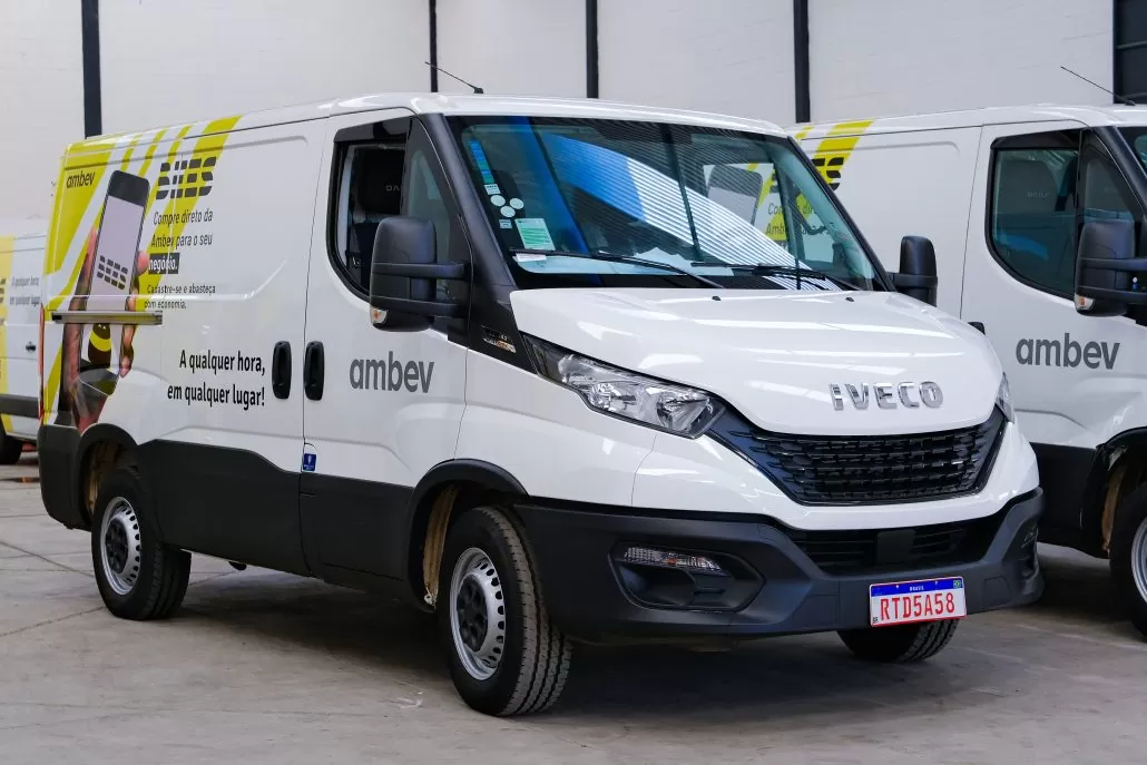 Em um início de ano marcado por forte crescimento e investimentos, a IVECO prova que não para e formaliza a entrega de 224 veículos para a Ambev. São 10 Hi-Roads, 51 Tectors e 163 Daily City 30-130 Furgão 7,3m³, esses últimos modelos já implementados pela fábrica e prontos para a entrega de produtos.  A IVECO possui um line-up completo em convergência com o que a Ambev necessita, atendendo a empresa de ponta a ponta no chamado T1 (Transferência), no T2 (Distribuição) e no T3 (Distribuição Urbana Porta a Porta).  Para Ricardo Barion, diretor Comercial da IVECO, a negociação demonstra que, mais do que números, o crescimento sustentável da marca se deve à confiança que grandes parceiros, como a Ambev, têm na qualidade dos produtos e serviços da marca. “Esse é o resultado de um trabalho intenso que realizamos, diariamente, para ampliar nossa participação de mercado e, acima de tudo, atender a demanda do cliente, seja ele qual for, com foco total na rentabilidade da operação e no custo total de propriedade.”  A equipe de Vendas Corporativas da IVECO, representada por George Carloto e Marcello Haroldo, foi responsável pelo atendimento personalizado à Ambev que resultou no fechamento do acordo de compra. “Temos um time altamente qualificado que proporciona um atendimento diferenciado para entender a necessidade do cliente e oferecer soluções por meio de nossos produtos”, finaliza Barion.