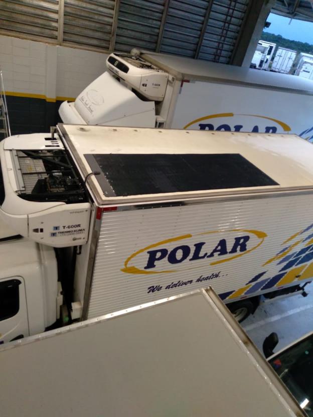Para reduzir o consumo de combustível e a emissão de gases na movimentação de carga, a DHL instalou placas solares superfinas em 16 caminhões