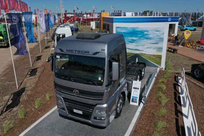 A nova linha de veículos extrapesados da Volkswagen Caminhões e Ônibus vai estrear na Argentina com o Meteor 28.460 6x2 no segundo