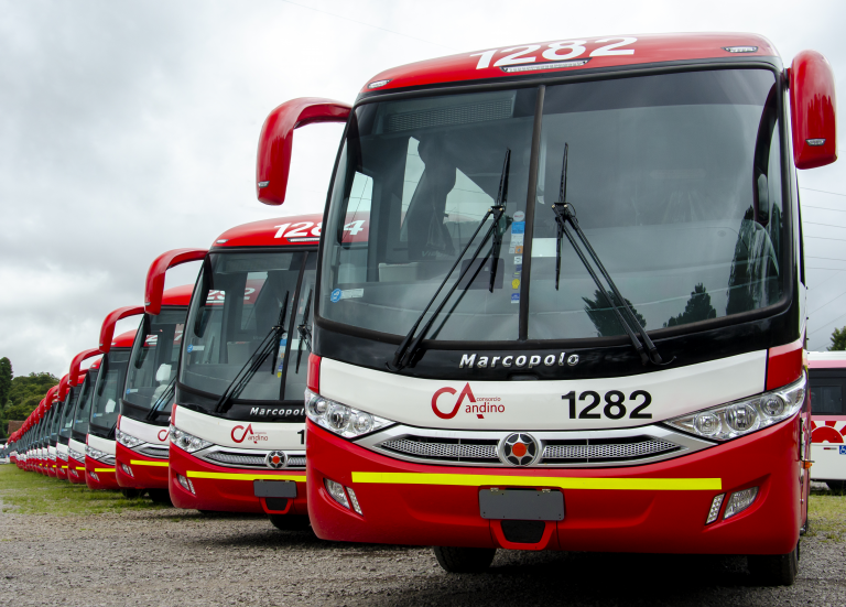 Os ônibus rodoviários Mercedes-Benz O 500 RS foram os escolhidos para a renovação de frota das empresas de mineração do Chile. Diversas