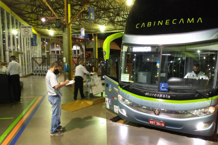 As tarifas de ônibus intermunicipais vão ter alta superior a 22% nos preços no Paraná a partir desta sexta-feira, 1.  Os novos valores passam