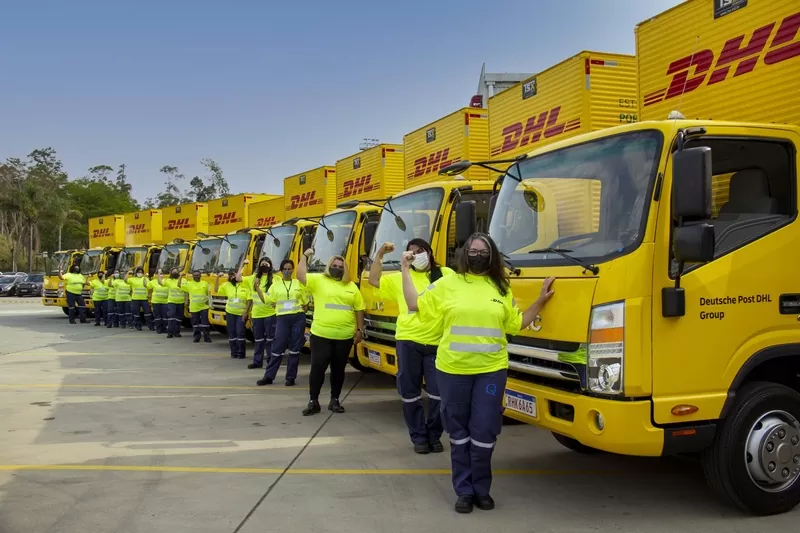 A DHL Supply Chain anuncia a aquisição de 40 caminhões elétricos (VUCs) do modelo JAC iEV1200T. Com isso, sua frota elétrica