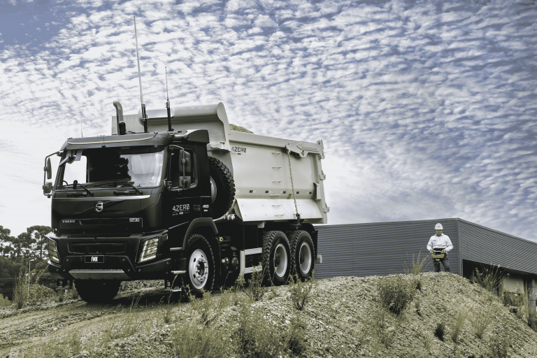 A construtora Andrade Gutierrez lança um caminhão não tripulado, em parceria com a Volvo e a ACR, para obras de maior risco