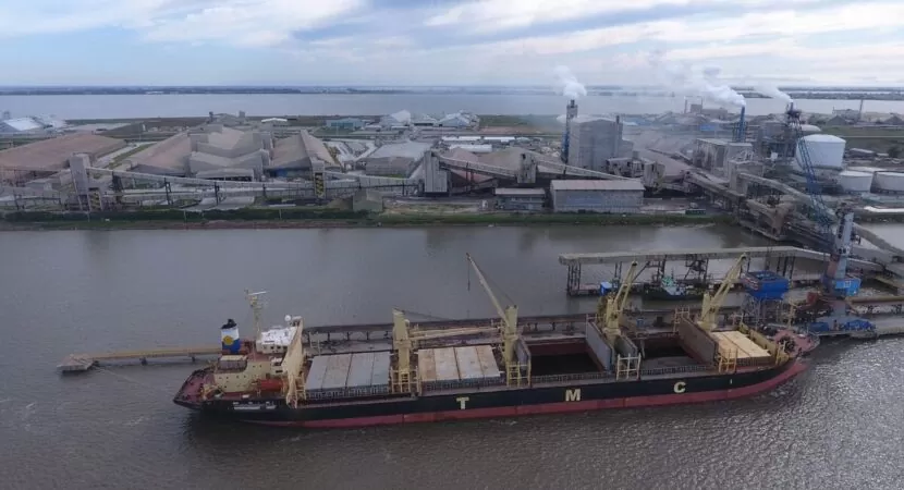 A Yara realizou, nesta segunda-feira (1), o primeiro envio de fertilizantes a granel via cabotagem do país. A companhia transportará