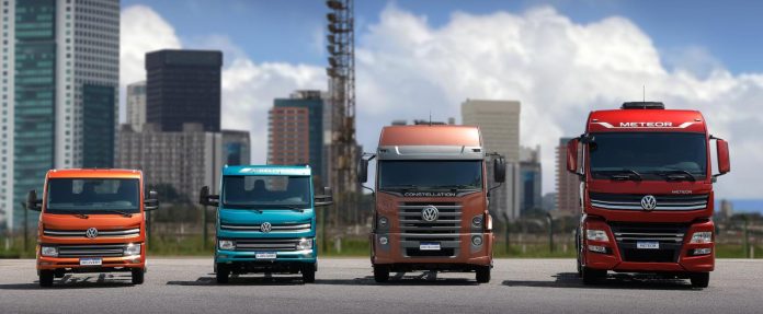 Nesta terça (27), a Volkswagen Caminhões e Ônibus (VWCO) apresentou a nova linha de caminhões 2023. A empresa iniciou a