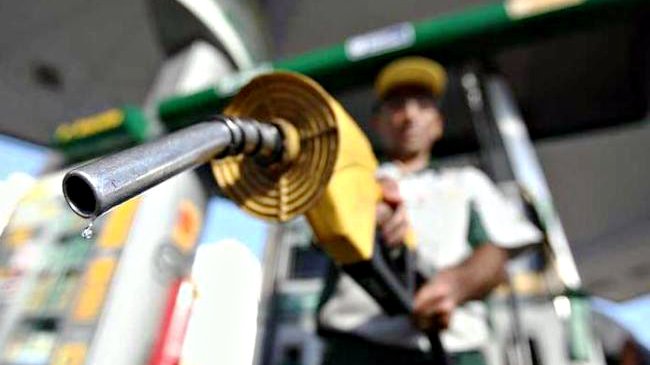 Preço da gasolina tem menor queda desde julho