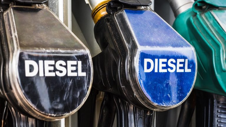 Preço do diesel recua, mas permanece 18% mais caro que em janeiro de 2022