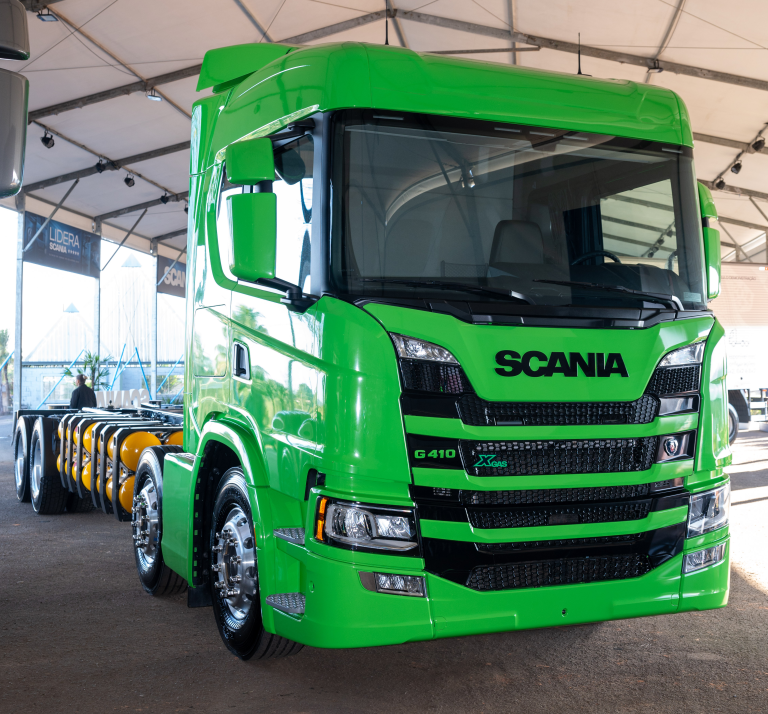 Scania amplia a autonomia dos caminhões a gás para 900 km