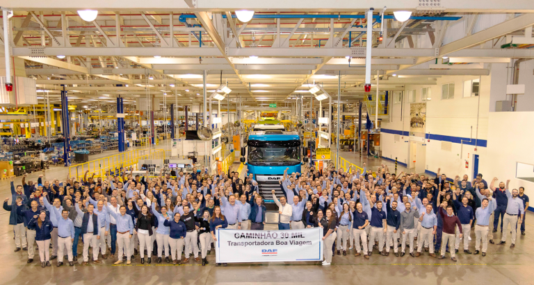 DAF comemora avanço de 18,2% nas vendas e a marca de 30 mil caminhões